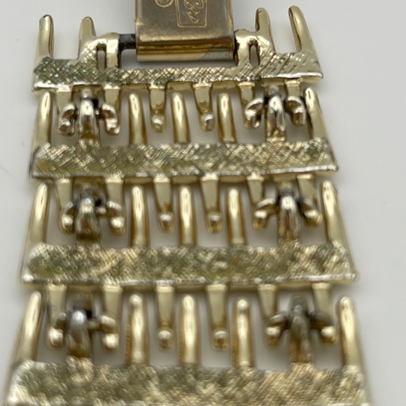 Vintage Coro Pegasus Weave Pattern Gold Tone Bracelet 7" Signed - Picture 10 of 10